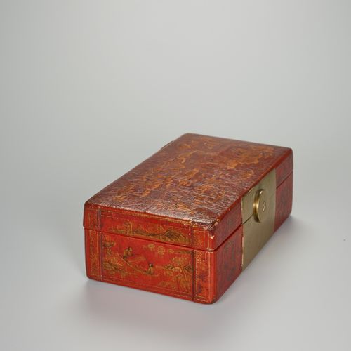 A BRASS FITTED PIG SKIN LACQUER BOX WITH VILLAGE SCENES, QING DYNASTY BOÎTE À LA&hellip;