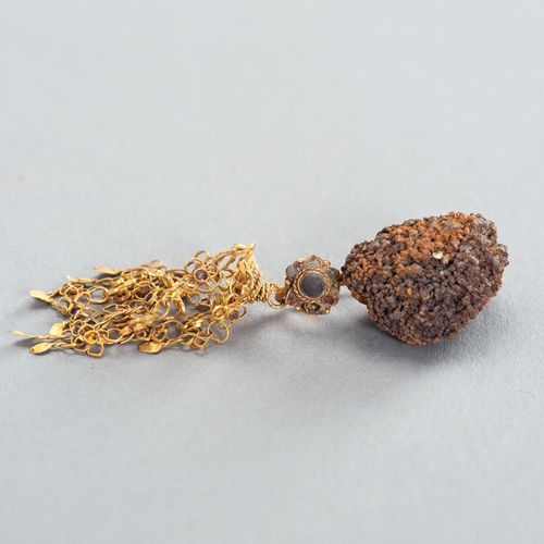 A CHAM GOLD EARRING A CHAM GOLD EARRING
Champa 10th -13th century. Executed with&hellip;