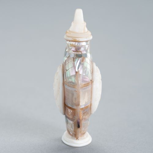 A MOTHER OF PEARL AND GLASS SNUFF BOTTLE A MOTHER OF PEARL AND GLASS SNUFF BOTTL&hellip;