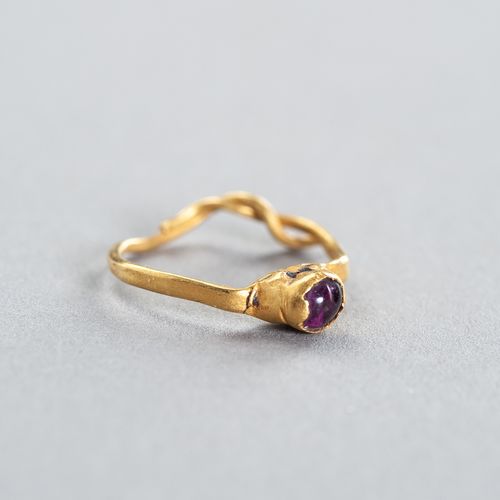 A CHAM GOLD RING WITH GEMSTONE 湛江宝石金戒指
占婆，9-10世纪。薄薄的戒指上镶嵌着一颗宝石。

状况。戒指带断裂。
 出处。原&hellip;