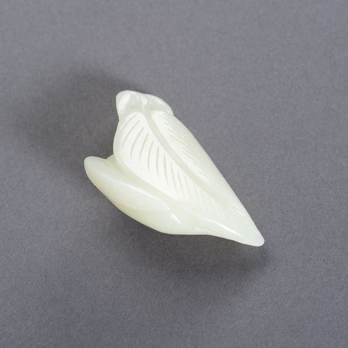 A CELADON JADE ‘BIRD OF PREY ON LEAF’ PENDANT, LATE QING TO REPUBLIC ANHÄNGER 'R&hellip;