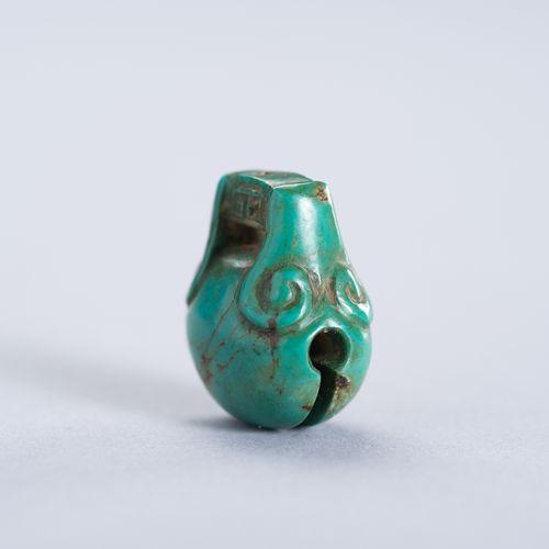 A TURQUOISE MINIATURE PENDANT OF A TEMPLE BELL PENDANT MINIATURE DE TURQUOISE EN&hellip;