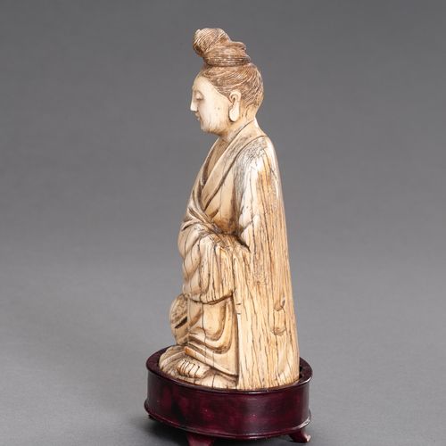 A MING-STYLE IVORY FIGURE OF GUANYIN, QING DYNASTY FIGURA D'AVORIO MING-STYLE DI&hellip;