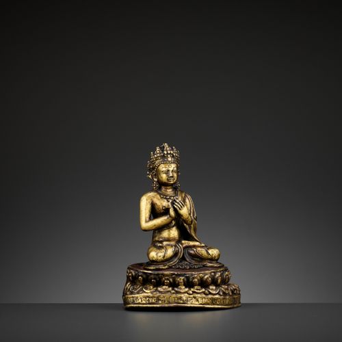 A GILT BRONZE FIGURE OF A CROWNED BUDDHA, DATED 1709 Vergoldete Bronze-Figur ein&hellip;