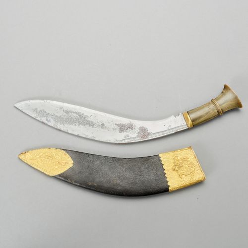 A BHUTANESE DAGGER 一把不丹的DAGGER
不丹，17-18世纪。扁平弯曲的钢制刀身向中间变宽，有一个角质手柄。

状况：木质和皮革的刀鞘上刻&hellip;