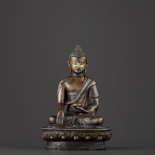 A BRONZE BUDDHA SHAKYMUNI UN BUDDHA SHAKYMUNI IN BRONZO
Cina, fine XIX secolo. L&hellip;