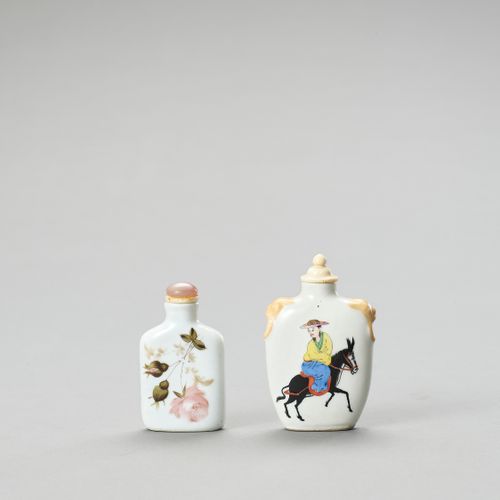 TWO PORCELAIN SNUFF BOTTLES 两只瓷质鼻烟壶
中国，20世纪。较小的瓶子绘有花朵，有粉红色的石英塞和骨匙。第二件绘有骑驴的圣人和孩子，&hellip;