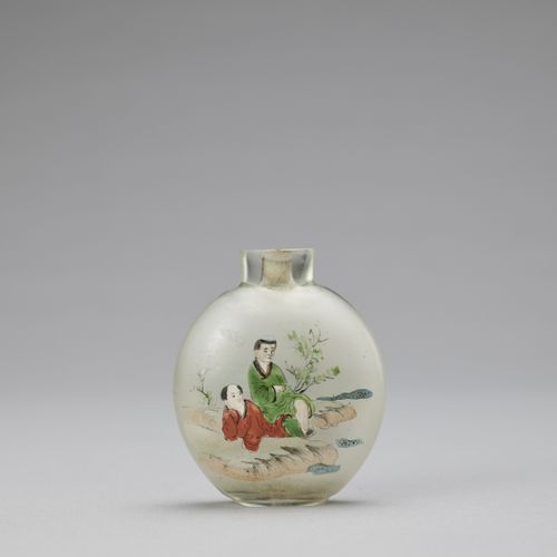AN INSIDE-PAINTED GLASS ‘BUDDHIST DISCIPLES’ SNUFF BOTTLE, 20TH CENTURY BOTELLA &hellip;