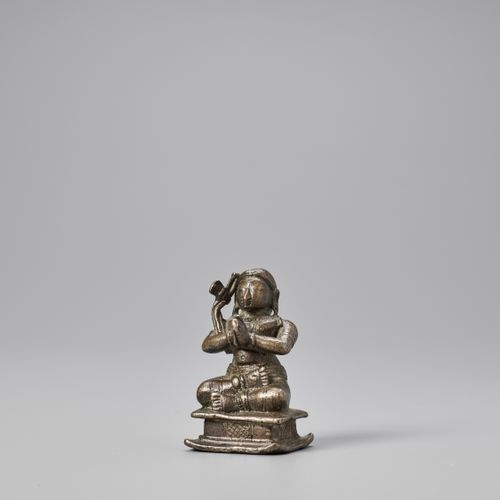 TWO SMALL INDIAN BRONZE FIGURES, 19TH CENTURY 两件小型的印度铜像，19世纪
印度。一件青铜器描绘的是放大的迦楼罗，&hellip;