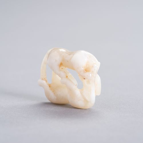 A WHITE JADE DOUBLE CAT CARVING A WHITE JADE DOUBLE CAT CARVING
Cina, dinastia Q&hellip;