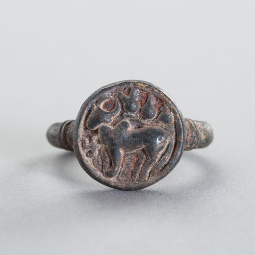 A BRONZE INTAGLIO RING DEPICTING NANDI 描绘南帝的青铜INTAGLIO戒指
古代犍陀罗地区，7-8世纪。顶部有精美的凹雕，&hellip;