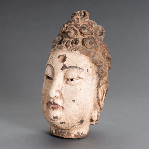 A CARVED POLYCHROME WOOD HEAD OF GUANYIN 观音菩萨木雕头像
中国，清朝（1644至1912）。菩萨雕有一个高高的发髻，后&hellip;