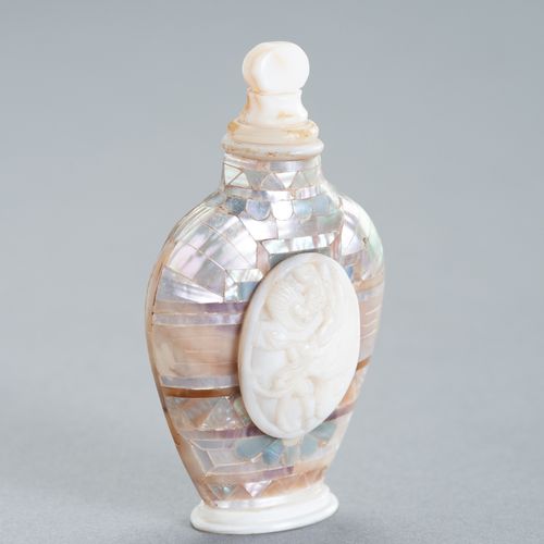 A MOTHER OF PEARL AND GLASS SNUFF BOTTLE Perlmutt- und Glasflasche
China, späte &hellip;