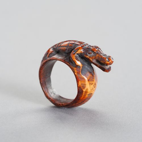 A TRIBAL `COCODRILE´ IVORY RING A TRIBAL `COCOCODRILE´ IVORY RING
Sud-est asiati&hellip;