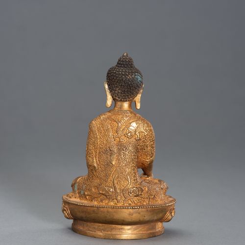 A Gilt Bronze Buddha BUDDHA DE BRONCE DORADO
China, siglo XX. Fundido sentado en&hellip;