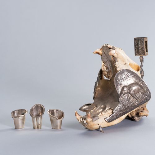 A SILVER MOUNTED BEAR SKULL SMOKER´S SET 
银装熊头骨烟具


泰国/暹罗，1920年左右。归属于ALEX & COMP&hellip;