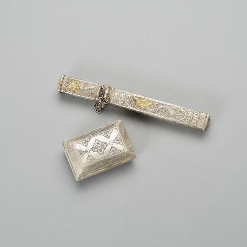 TWO PARCEL-GILT SILVER REPOUSSÉ BOXES 两个小块镀金的银质回纹盒
西藏，约1920年。长方形的盒子有一个圆顶的盖子，上面有镀&hellip;