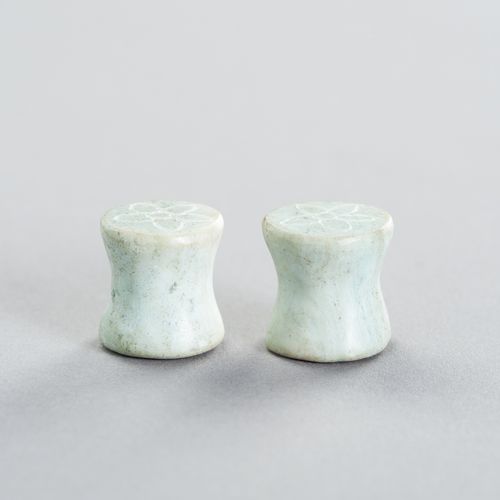 A PAIR OF STONE EARPLUGS 一对石制耳坠
东南亚，20世纪初或更早。两件都是用洗净的绿色石头雕成的，两面都刻有简单的花纹。

状况。 状态&hellip;