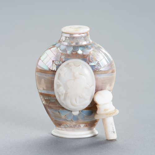 A MOTHER OF PEARL AND GLASS SNUFF BOTTLE 珍珠母玻璃鼻煙壺
中国，清末-民国时期（1880 - 1920）。高肩的锥形，&hellip;