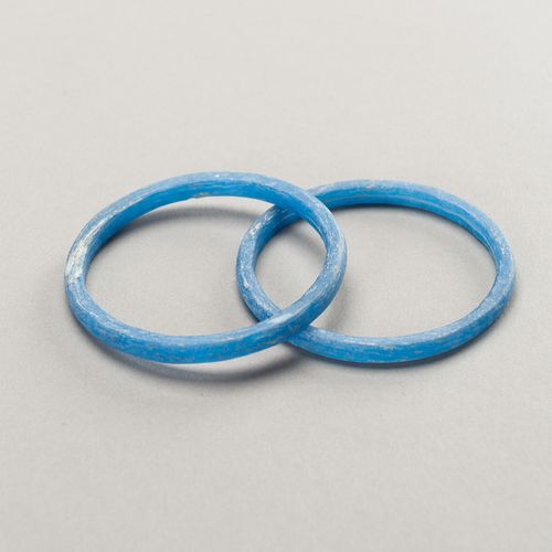 FOUR BLUE GLASS BANGLES 四件蓝玻璃手镯
中国，汉代或以后。圆形，两个深蓝色，两个浅蓝色。

状况良好。 状况良好，表面有广泛的磨损和划痕&hellip;