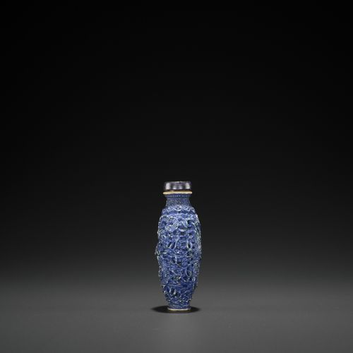 A MOLDED AND GLAZED PORCELAIN ‘DRAGON AND PHOENIX’ SNUFF BOTTLE, QING A MOLDED A&hellip;