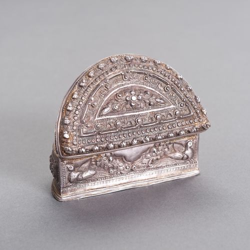 A LIDDED SILVER BOX 一个有盖的银盒
缅甸/缅甸19世纪。带铰链盖的半圆形盒子上压印和雕刻着装饰性的图案和鸟。底部显示雕刻的字符。

状况。总&hellip;