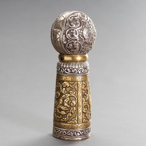 A VERY LARGE SILVER AND BRASS REPOUSSÉ SEAL 一个非常大的银质和铜质普鲁士印
藏族-中国，19世纪末。这枚大的银质和铜&hellip;