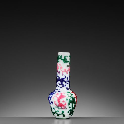 A FIVE-COLOR OVERLAY GLASS ‘CHILONG’ BOTTLE VASE, QIANLONG MARK AND PERIOD VASO &hellip;