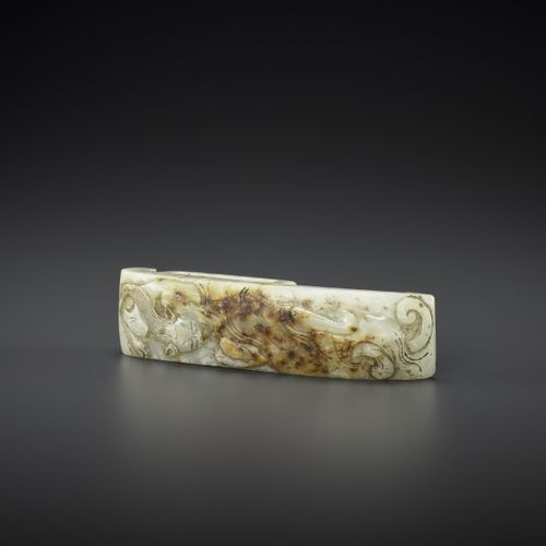 AN ARCHASITIC JADE SCABBARD SLIDE WITH DRAGON AMID CLOUDS, EARLY MING PORTAFONDO&hellip;