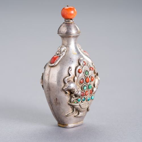 AN EMBELLISHED SILVER SNUFF BOTTLE 
藏汉结合的银质鼻烟壶，19世纪。这个罕见的瓶子显示了高浮雕的装饰，即獴吃长寿果，并点缀有&hellip;