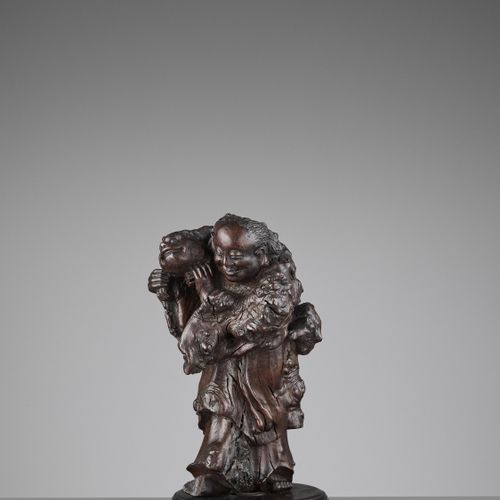 A BURLWOOD CARVING OF LIU HAI, LATE MING TO EARLY QING 刘海木雕，明末清初
中国，17-18世纪。雕刻成站&hellip;