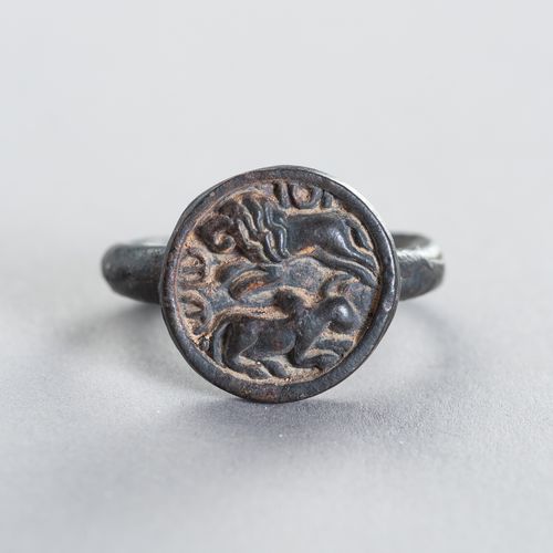 A BRONZE INTAGLIO RING WITH A HUNTING LION 一件带有狩猎狮子的青铜INTAGLIO戒指
古代犍陀罗地区，7-8世纪。顶&hellip;