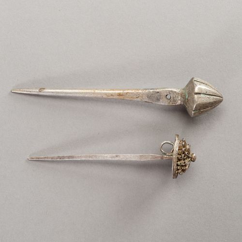 TWO CHAM SILVER HAIRPINS 两枚占婆银发簪
占婆，18世纪末。一支簪子有雕刻的三角顶，另一支用银丝加工。

状况良好。状况良好，有预期的使&hellip;