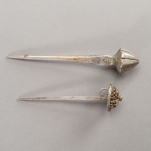 TWO CHAM SILVER HAIRPINS DOS PINCHOS DE PLATA CHAM
Champa, finales del sigloXVII&hellip;