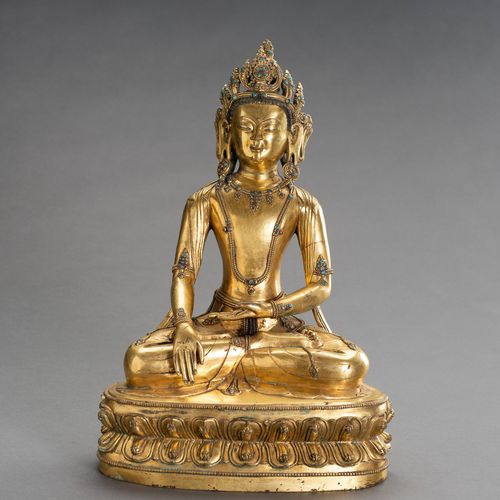 A LARGE GILT BRONZE FIGURE OF CROWNED BUDDHA SHAKYAMUNI 巨大的镀金铜质释迦牟尼佛像
中国，清末（1644&hellip;
