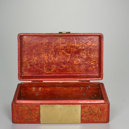 A BRASS FITTED PIG SKIN LACQUER BOX WITH VILLAGE SCENES, QING DYNASTY BOÎTE À LA&hellip;