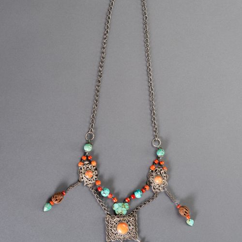 A TIBETAN CHINESE NECKLACE A TIBETAN CHINESE NECKLACE
Tibetano - cinese, 1900 - &hellip;