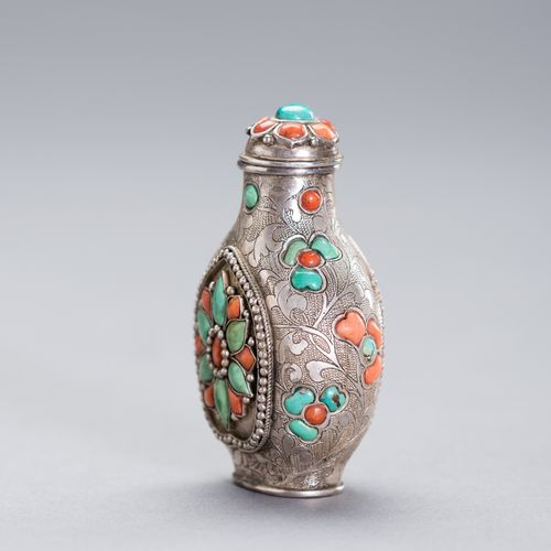 AN EMBELLISHED SILVER SNUFF BOTTLE AN EMBELLISHED SILVER SNUFF BOTTLE
China,19. &hellip;