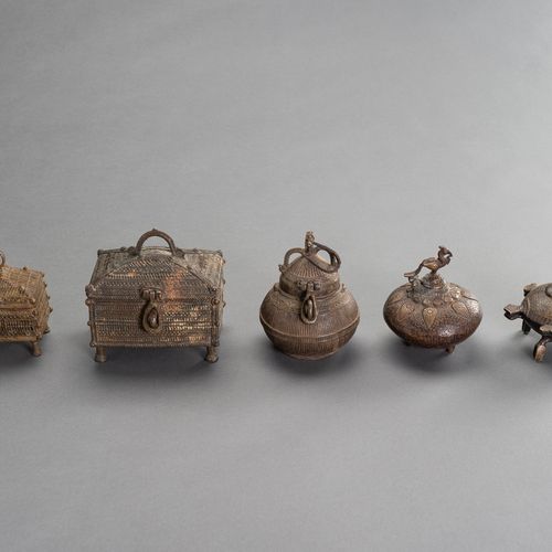 A LOT OF FIVE INDIAN TRIBAL BRONZE VESSELS 一组五件印度部落的青铜器
印度，19世纪末。这五件青铜器具有精美的铸造图案&hellip;
