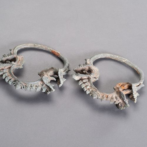 A PAIR OF KHMER BRONZE PALANQUIN RINGS Pärchen PALANQUIN-Ringe aus KHMER-BRONZE
&hellip;