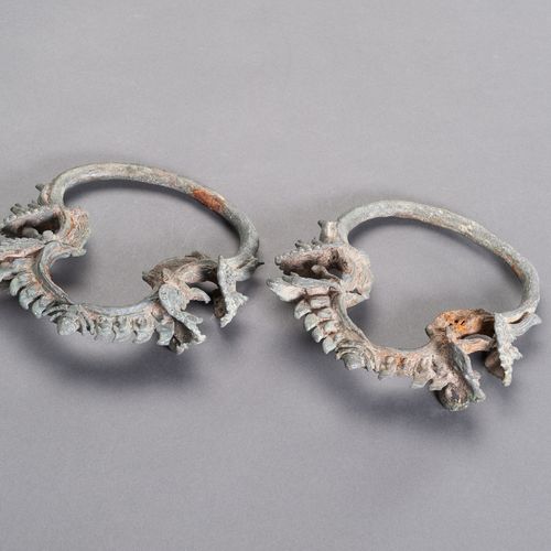 A PAIR OF KHMER BRONZE PALANQUIN RINGS COPPIA DI ANELLI DA PALANchino IN BRONZO &hellip;