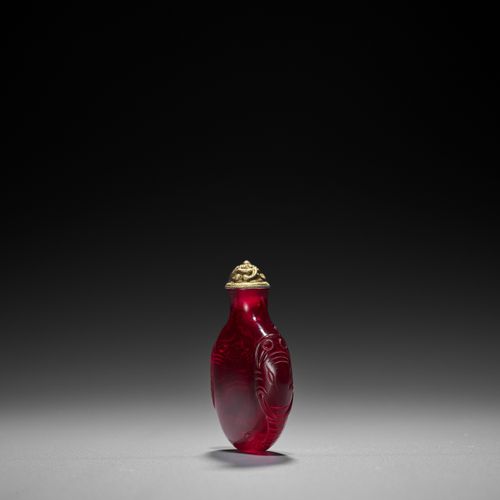 A TRANSPARENT RUBY RED GLASS SNUFF BOTTLE, QING DYNASTY POTENTIEL EN VERRE ROUGE&hellip;