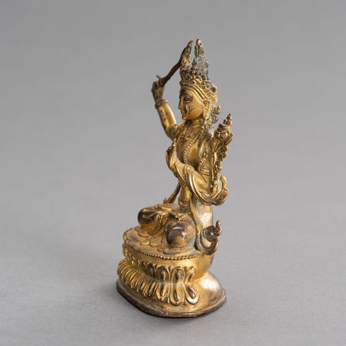 A GILT BRONZE FIGURE OF MANJUSHRI 文殊菩萨鎏金铜像
汉藏，19世纪末。文殊菩萨的鎏金铜像，细节刻画精细，有一个密封的底座。文殊&hellip;