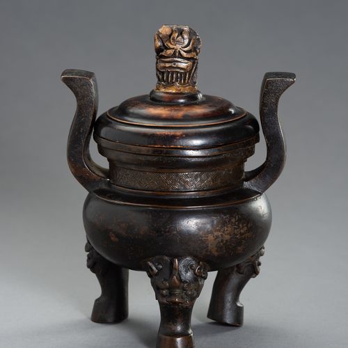 A HEAVILY CAST BRONZE TRIPOD CENSER 一个重铸的青铜鼎炉
中国，明朝末年（1368-1644）。罐子有一个压扁的球状体，三条腿&hellip;