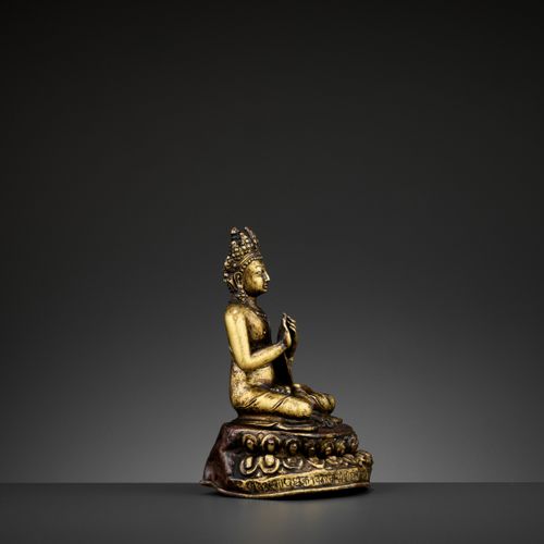 A GILT BRONZE FIGURE OF A CROWNED BUDDHA, DATED 1709 鎏金铜佛像，日期为1709年
西藏。坐在一个单独制作的&hellip;