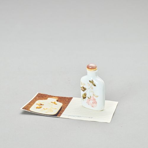 TWO PORCELAIN SNUFF BOTTLES 两只瓷质鼻烟壶
中国，20世纪。较小的瓶子绘有花朵，有粉红色的石英塞和骨匙。第二件绘有骑驴的圣人和孩子，&hellip;