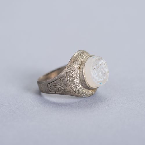 AN OLD AGATE INTAGLIO SEAL IN RING SETTING 镶嵌在戒指上的古玛瑙凹版印章
缅甸地区，估计是Pyu城邦（公元200-10&hellip;