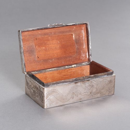 A “HAPPY MEMORIES” SILVER BOX A "HAPPY MEMORIES" SILVER BOX
China, um 1920. Auf &hellip;