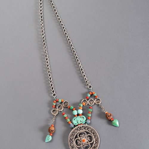 A TIBETAN CHINESE NECKLACE UN COLLIER TIBETAIN CHINOIS
Tibétain - Chinois, 1900 &hellip;