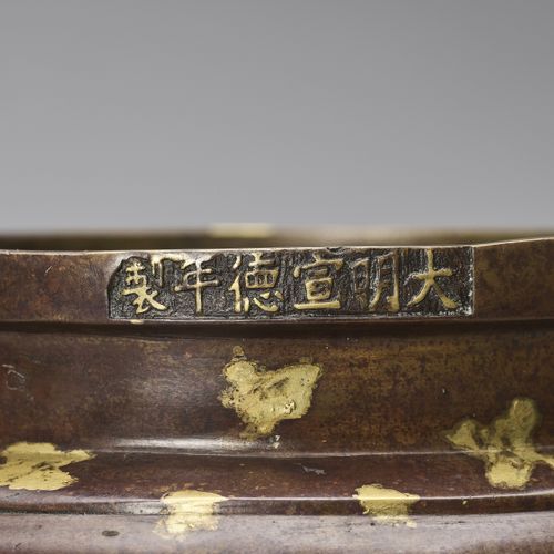 A GOLD-SPLASHED BRONZE TRIPOD CENSER WITH SIX-CHARACTER XUANDE MARK, QING TRIPOD&hellip;